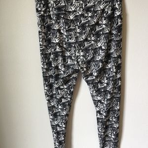 LuLaRoe Pants - LulaRoe black and white TC leggings LuLaRoe Pants - LulaRoe black and white TC leggings